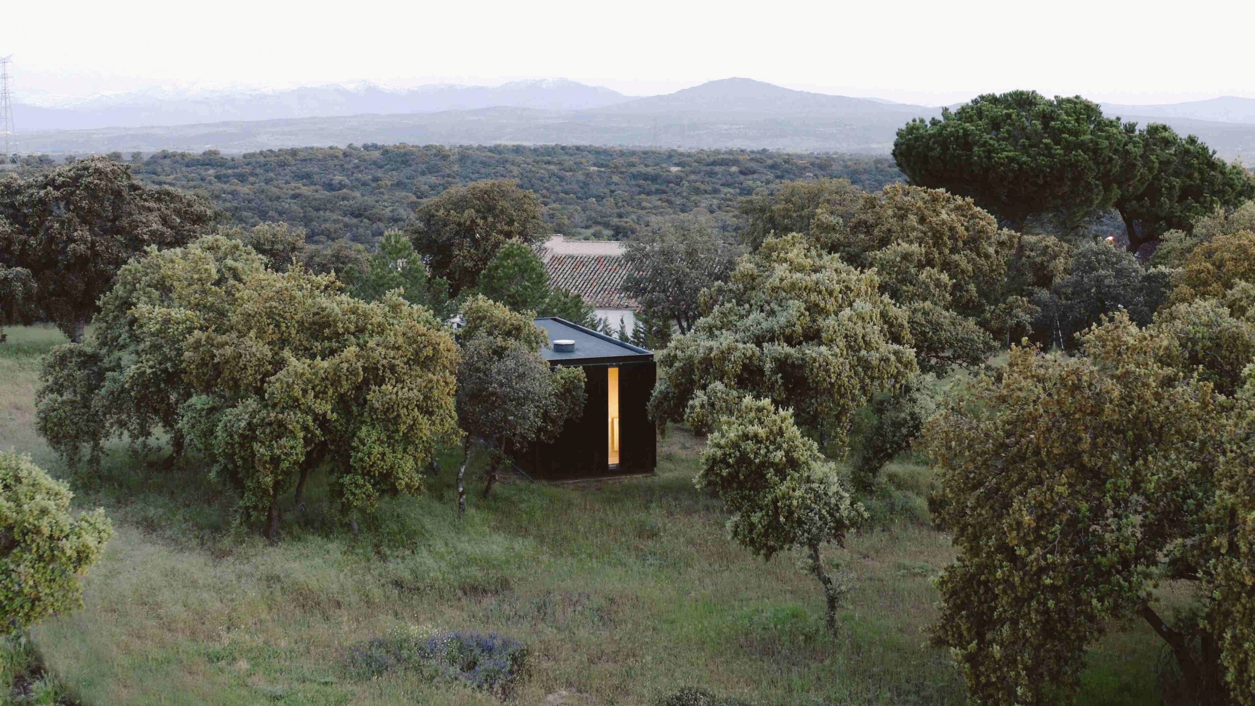 A TU XS modular home with a black facade in the countryside